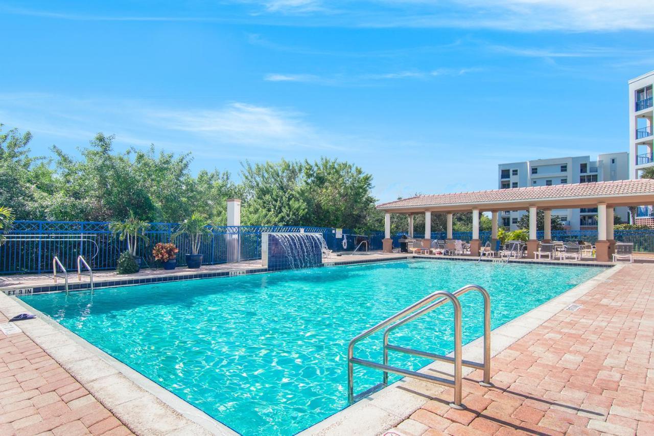 Oceanwalk Condos Bethune Beach エクステリア 写真